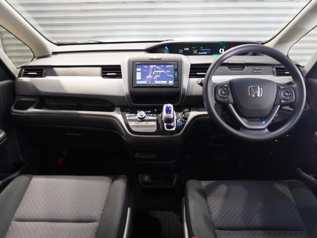 【室内】シートや内装各部への徹底した清掃を実施。