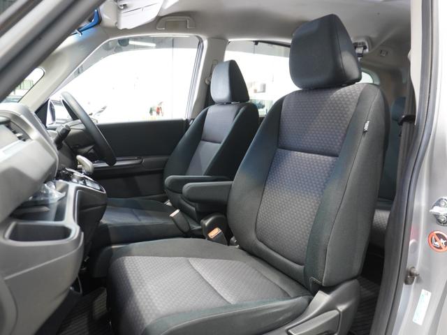 【フロントシート】からだを包みこむような形状でホールド感があり、ロングドライブでも疲れにくいシート。後ろの席のゆとりも考えた背面形状など、機能を踏まえながらスマートなデザイン！