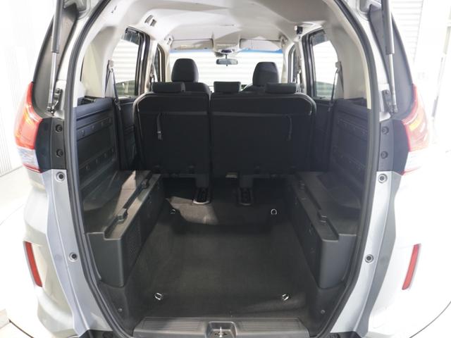 【トランクスルー機構】後席を前に倒してトランクルームとつなげ、長尺物の収納を可能にするトランクスルー機構も備えています。