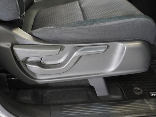 【ハイトアジャスター】レバーの上下操作だけで、座面を運転しやすい高さへ簡単に調節できます。