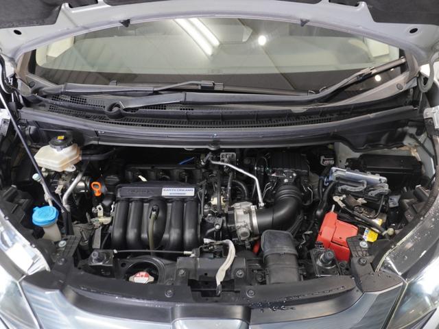 日常手を入れないエンジンルーム・タイヤハウス・ドア開口部など見えない所もキレイにしています。