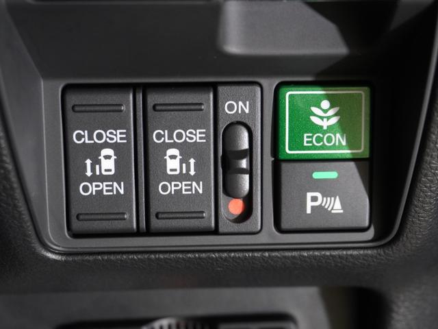 【パワースライドドア】車外・車内のドアハンドルからはもちろん、運転席スイッチやリモコンキーからも開閉操作が可能。挟み込み防止機能もあり、お子さまの乗り降りも安心。