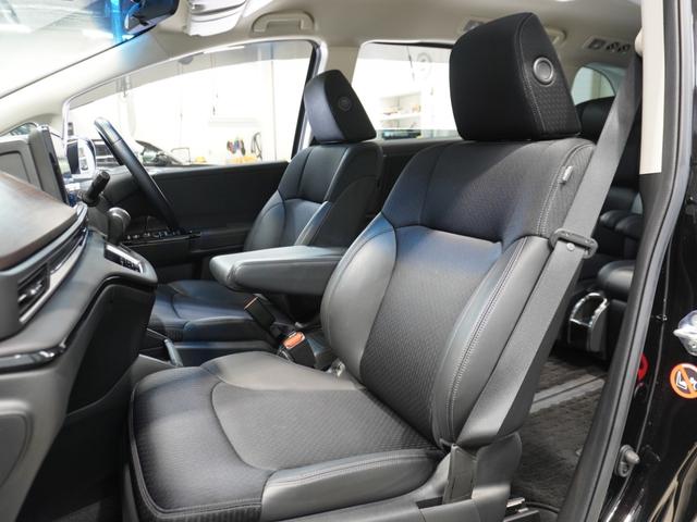 【フロントシート】からだを包みこむような形状でホールド感があり、ロングドライブでも疲れにくいシート。後ろの席のゆとりも考えた背面形状など、機能を踏まえながらスマートなデザイン！