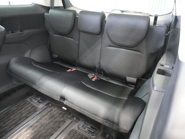 【サードシート】足元にもゆとりがあり、しっかりと座れるスペースを確保。イザ！という時に便利にご利用できます。