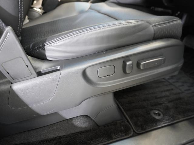 【パワーシート】シートの前後スライド、リクライニングの角度を電動で細かく調節可能。