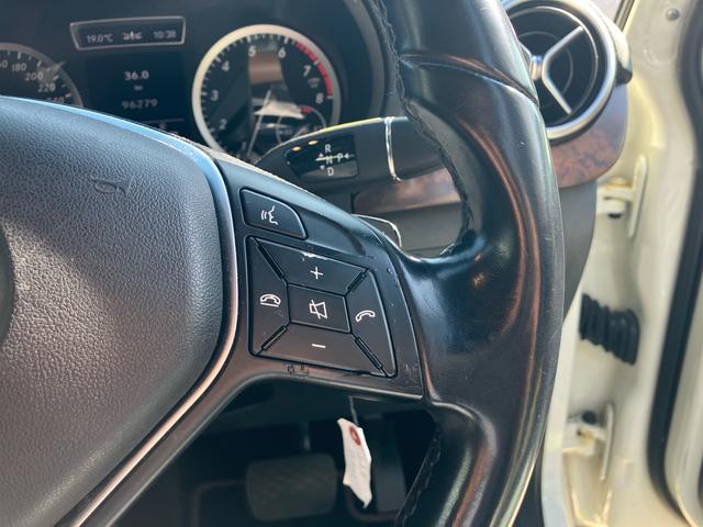 Bクラス B180 レザーパッケージ 純正ナビ 地デジTV クルーズコントロール  バックカメラ ー 純正16インチAW オートHIDヘッドライト ETC 革巻きステアリング(19枚目)