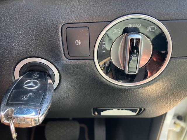 Bクラス B180 レザーパッケージ 純正ナビ 地デジTV クルーズコントロール  バックカメラ ー 純正16インチAW オートHIDヘッドライト ETC 革巻きステアリング(21枚目)