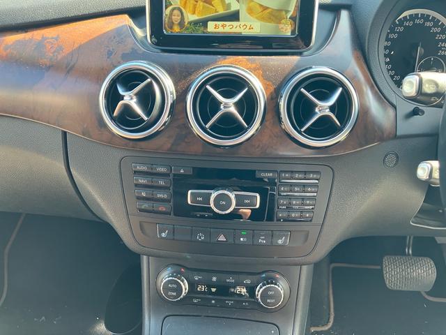 Bクラス B180 レザーパッケージ 純正ナビ 地デジTV クルーズコントロール  バックカメラ ー 純正16インチAW オートHIDヘッドライト ETC 革巻きステアリング(24枚目)