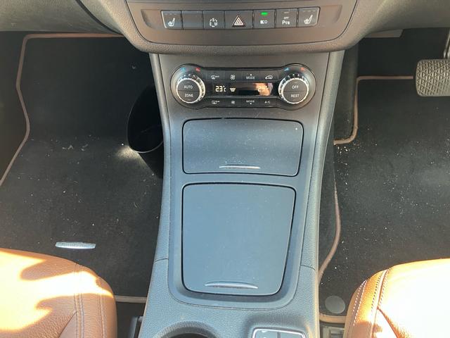 Bクラス B180 レザーパッケージ 純正ナビ 地デジTV クルーズコントロール  バックカメラ ー 純正16インチAW オートHIDヘッドライト ETC 革巻きステアリング(25枚目)