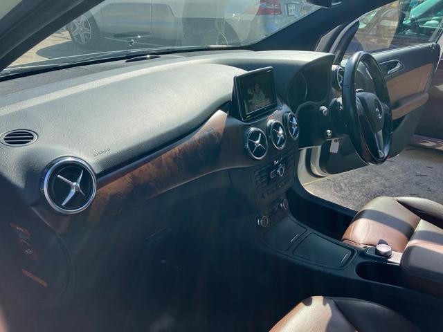 Bクラス B180 レザーパッケージ 純正ナビ 地デジTV クルーズコントロール  バックカメラ ー 純正16インチAW オートHIDヘッドライト ETC 革巻きステアリング(30枚目)