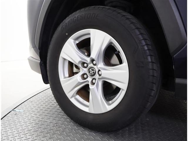 スポーティな印象を与える純正ホイールです。どこまでも走っていきたくなるようなデザインですね♪