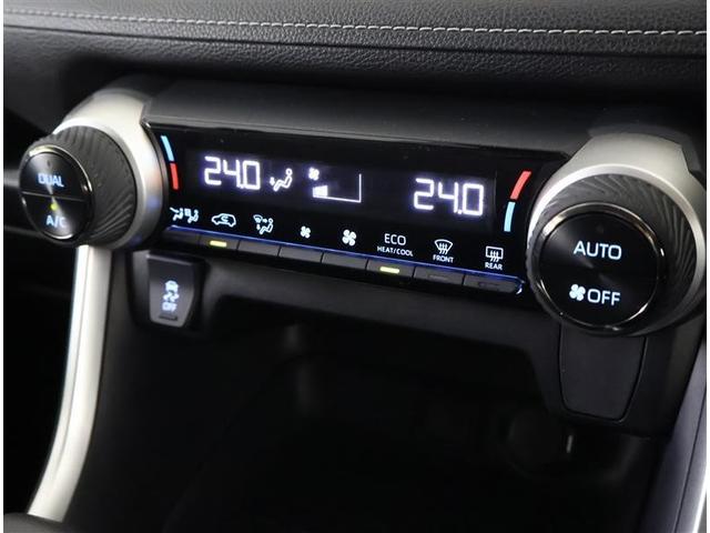 左右独立温度コントロールフルオートエアコンです。運転席、助手席それぞれで独立して温度設定ができます。冷え性の方が乗っても安心ですね♪