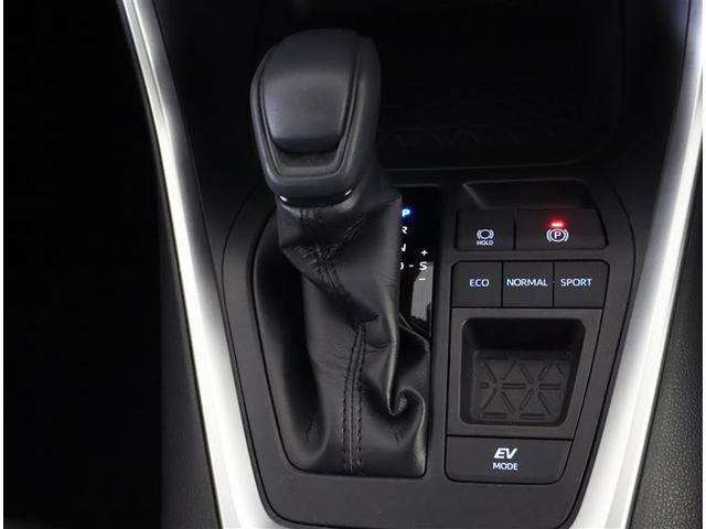 スタイリッシュなデザインのインパネ。各操作スイッチは使いやすい位置に配置されてます。