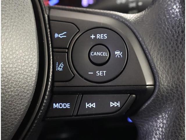 アダプティブクルーズコントロール機能付きです。走行中に先行車の様子を検知しながら、設定した車速の範囲内で先行車との距離のキープを支援します。詳細は販売店スタッフまでおたずねください。