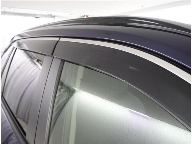 タバコを吸われる方は窓を少しだけ開けても雨が入ってこずに煙だけ社外に追い出せます。