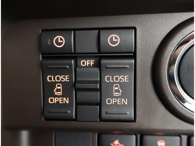 両側パワースライドドア付きだから、狭い駐車スペースなどでの　乗り降りラクラク！小さなお子さまのいるご家庭には嬉しい装備。