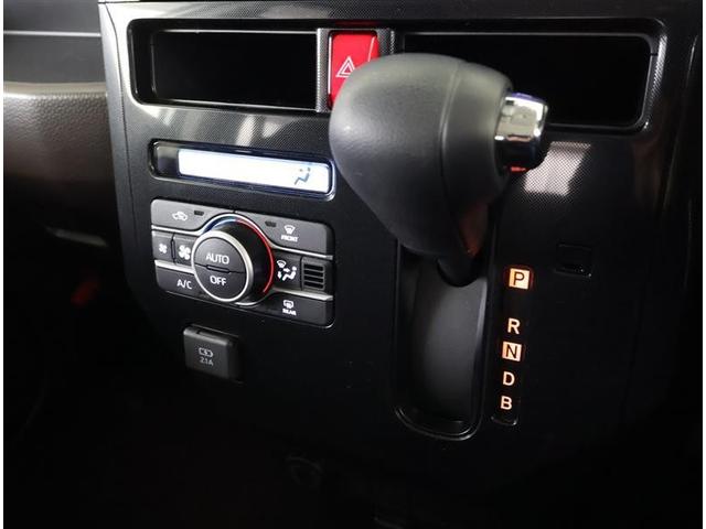 スタイリッシュなデザインのインパネ。各操作スイッチは使いやすい位置に配置されてます。