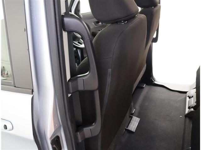 後席も広々としたスペースを確保しています。