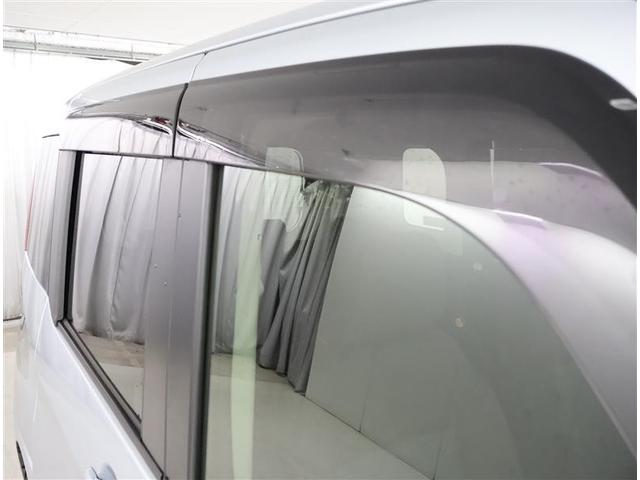 タバコを吸われる方は窓を少しだけ開けても雨が入ってこずに煙だけ社外に追い出せます。