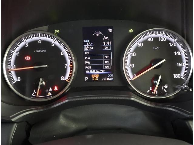 とっても見やすいメーターです。夜間時はラグジュアリーな気分にさせてくれる照明が魅力ですので、夜のドライブも楽しみになりますよ♪