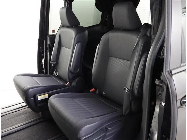 後席は、膝元に十分なスペースを確保！室内も専門のスタッフによる清掃済みでキレイです♪是非一度ご覧ください！