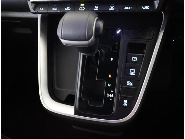 スタイリッシュなデザインのインパネ。各操作スイッチは使いやすい位置に配置されてます。