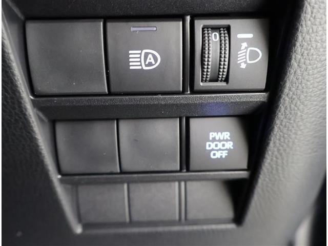 オートマチックハイビームとは、先行車や対向車のライトを認識し、ハイビームとロービームを自動で切り替える機能です。夜道の視界を確保します。詳細は販売店スタッフまでおたずねください。