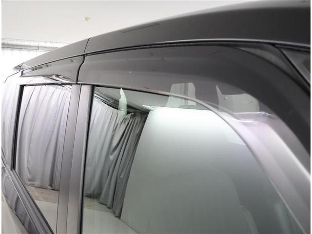 タバコを吸われる方は窓を少しだけ開けても雨が入ってこずに煙だけ社外に追い出せます。