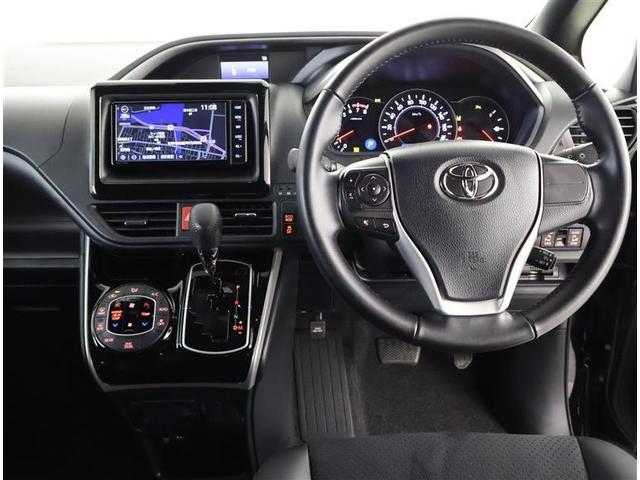 ヴォクシー ＺＳ　煌ＩＩＩ　プリクラッシュ　スマートキ　アイスト　ＤＶＤ再生機能　横滑り防止装置　ナビＴＶ　アルミ　三列シート　ＷＡＣ　盗難防止　オートエアコン　キーレス　ＥＴＣ装備　パワステ　メモリナビ　クルコン　ＡＢＳ（4枚目）