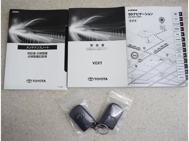 ヴォクシー ＺＳ　煌ＩＩＩ　プリクラッシュ　スマートキ　アイスト　ＤＶＤ再生機能　横滑り防止装置　ナビＴＶ　アルミ　三列シート　ＷＡＣ　盗難防止　オートエアコン　キーレス　ＥＴＣ装備　パワステ　メモリナビ　クルコン　ＡＢＳ（19枚目）