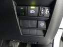 シックな色使いの運転席周りですね。すっきりとしたデザインで上品な色使いです。居心地の良い運転席長く座ってられるリラックスできるデザインがいいですね。