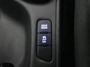 シックな色使いの運転席周りですね。すっきりとしたデザインで上品な色使いです。居心地の良い運転席長く座ってられるリラックスできるデザインがいいですね。