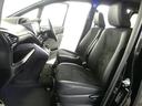 シックな色使いの運転席周りですね。すっきりとしたデザインで上品な色使いです。居心地の良い運転席長く座ってられるリラックスできるデザインがいいですね。