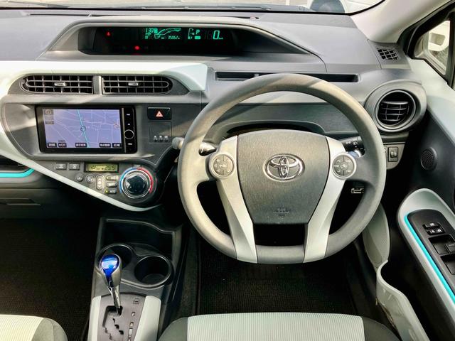 アクア S ETC バックカメラ ナビ TV オートライト スマートキー アイドリングストップ 電動格納ミラー CVT 衝突安全ボディ ABS ESC USB Bluetooth エアコン パワーステアリング(2枚目)