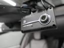 BSM(ブラインドスポットモニター)は、レーダーセンサーにより、隣の車線のドアミラーに映らない領域(死角領域)を併走する車両を検知し、ドアミラーのインジケーターによって車両の存在を知らせます。