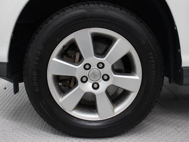 純正アルミホイールは精度が高く、走行の安定性が優れています。タイヤサイズ２２５／６５Ｒ１７