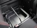 便利な助手席シートアンダーボックスを装備しています。
