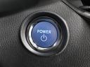 スマートキーを携帯していれば、ブレーキを踏みながらパワースイッチを押すだけで、ハイブリッドシステムが始動します。