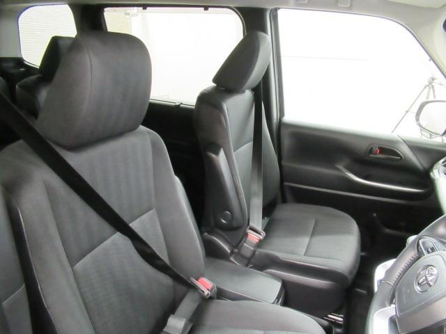 ノア ハイブリッドＧ　ナビ＆ＴＶ　Ｗエアコン　カラーバックモニター　アルミホイール　盗難防止装置　クルコン　キーレス　スマートキ－　フルセグテレビ　両側電動ドア　ＬＥＤライト　ＴＳＳ　オートエアコン　３列シート　ＥＴＣ（10枚目）