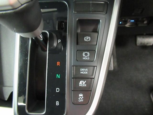 ノア ハイブリッドＧ　ナビ＆ＴＶ　Ｗエアコン　カラーバックモニター　アルミホイール　盗難防止装置　クルコン　キーレス　スマートキ－　フルセグテレビ　両側電動ドア　ＬＥＤライト　ＴＳＳ　オートエアコン　３列シート　ＥＴＣ（17枚目）