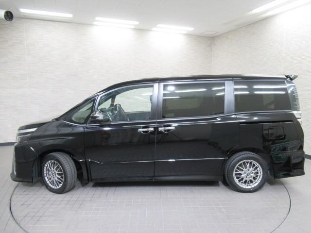 ヴォクシー ハイブリッドZS 煌III 地デジTV リヤカメラ 1オナ車 Wエアコン スマートキー DVD再生可 クルコン VSC キーレス アルミホイール ナビ&TV LEDヘッドランプ ETC 3列シート メモリーナビ オートエアコン(5枚目)