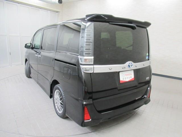 ヴォクシー ハイブリッドZS 煌III 地デジTV リヤカメラ 1オナ車 Wエアコン スマートキー DVD再生可 クルコン VSC キーレス アルミホイール ナビ&TV LEDヘッドランプ ETC 3列シート メモリーナビ オートエアコン(6枚目)