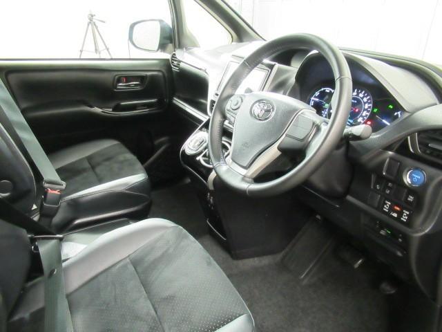 ヴォクシー ハイブリッドZS 煌III 地デジTV リヤカメラ 1オナ車 Wエアコン スマートキー DVD再生可 クルコン VSC キーレス アルミホイール ナビ&TV LEDヘッドランプ ETC 3列シート メモリーナビ オートエアコン(9枚目)