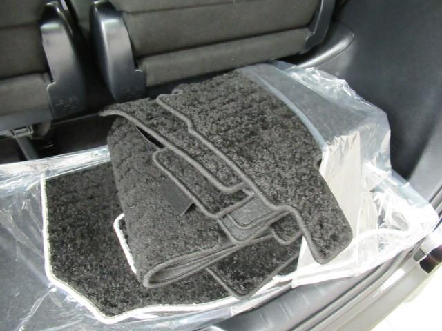 ヴォクシー ハイブリッドZS 煌III 地デジTV リヤカメラ 1オナ車 Wエアコン スマートキー DVD再生可 クルコン VSC キーレス アルミホイール ナビ&TV LEDヘッドランプ ETC 3列シート メモリーナビ オートエアコン(27枚目)