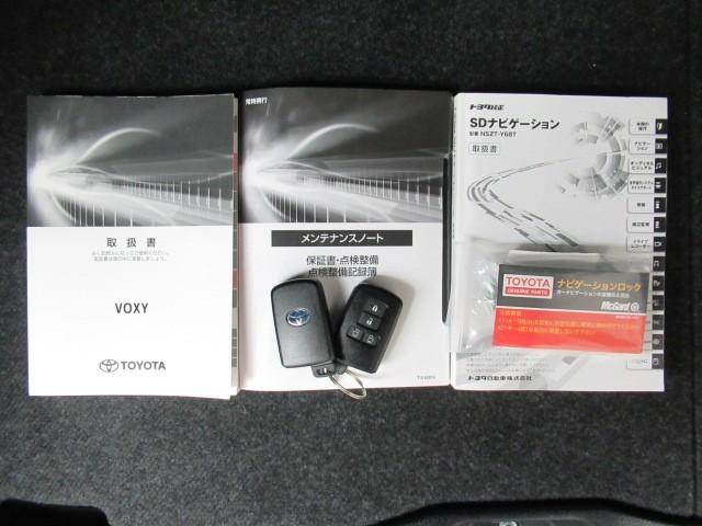 ヴォクシー ハイブリッドZS 煌III 地デジTV リヤカメラ 1オナ車 Wエアコン スマートキー DVD再生可 クルコン VSC キーレス アルミホイール ナビ&TV LEDヘッドランプ ETC 3列シート メモリーナビ オートエアコン(32枚目)