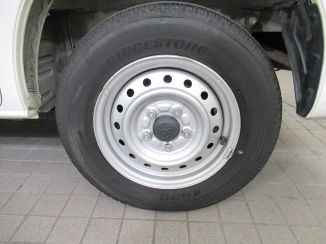 タウンエースバン ＤＸ　横滑防止装置　衝突軽減　運転席エアバッグ　エアコン　ＬＥＤヘッドライト　バックカメラ　Ｗエアバック　メモリーナビ　盗難防止システム　ＡＢＳ　ＥＴＣ　アイドリングストップ　ナビ（5枚目）