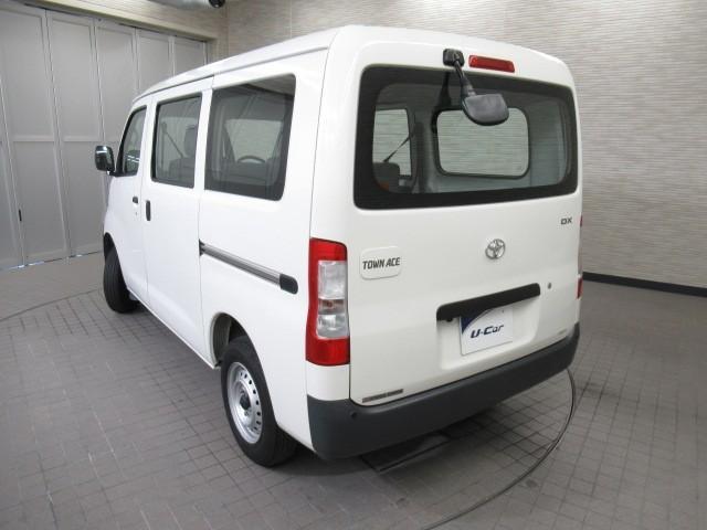 タウンエースバン ＤＸ　横滑防止装置　衝突軽減　運転席エアバッグ　エアコン　ＬＥＤヘッドライト　バックカメラ　Ｗエアバック　メモリーナビ　盗難防止システム　ＡＢＳ　ＥＴＣ　アイドリングストップ　ナビ（6枚目）