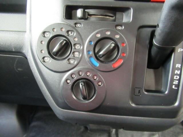 タウンエースバン ＤＸ　横滑防止装置　衝突軽減　運転席エアバッグ　エアコン　ＬＥＤヘッドライト　バックカメラ　Ｗエアバック　メモリーナビ　盗難防止システム　ＡＢＳ　ＥＴＣ　アイドリングストップ　ナビ（14枚目）