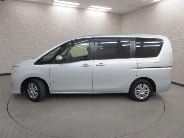 セレナ ２０Ｘ　Ｓ－ハイブリッド　ＡＵＴＯエアコン　横滑り防止機能　リアカメラ　ダブルエアコン　ウォークスルー　３列シート　１オーナー　ＥＴＣ　スマートキー　キーレスエントリー　盗難防止システム　メモリーナビ　パワーウィンドウ　ＰＳ（4枚目）