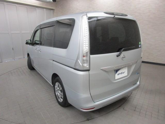 セレナ ２０Ｘ　Ｓ－ハイブリッド　ＡＵＴＯエアコン　横滑り防止機能　リアカメラ　ダブルエアコン　ウォークスルー　３列シート　１オーナー　ＥＴＣ　スマートキー　キーレスエントリー　盗難防止システム　メモリーナビ　パワーウィンドウ　ＰＳ（6枚目）